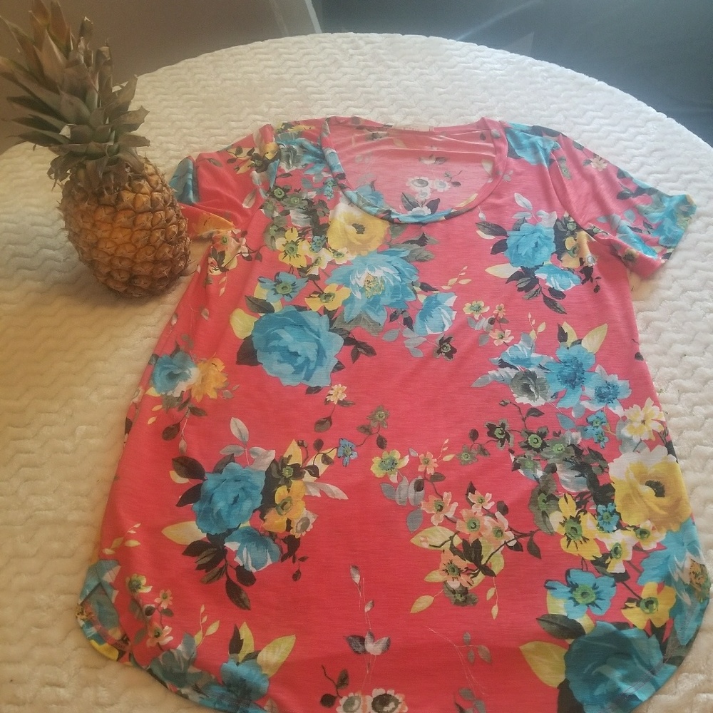 Beautiful floral Summer top. Lightweight🧡